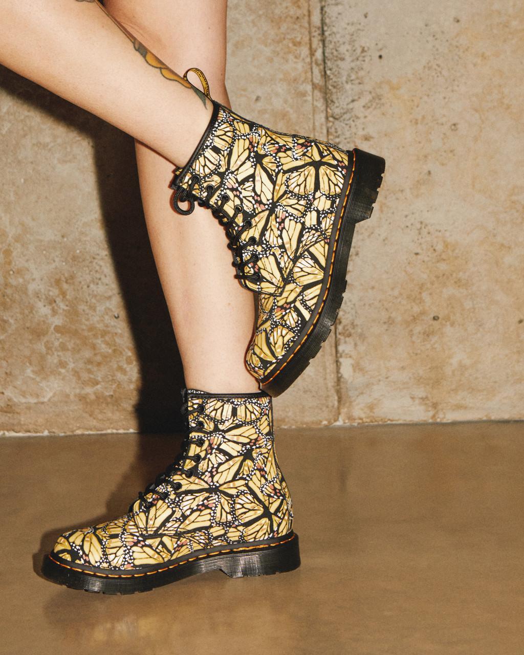 Botas con Cordones Dr Martens 1460 Butterfly Print Suede Mujer Amarillos | 87191849